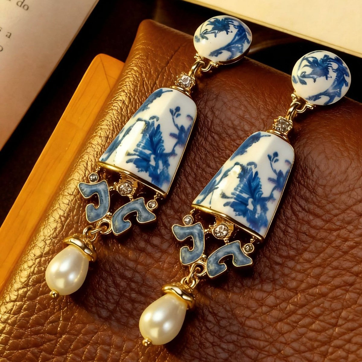 Boucles d'oreilles clous en porcelaine bleue et blanche classique, motif vase médiéval vintage
