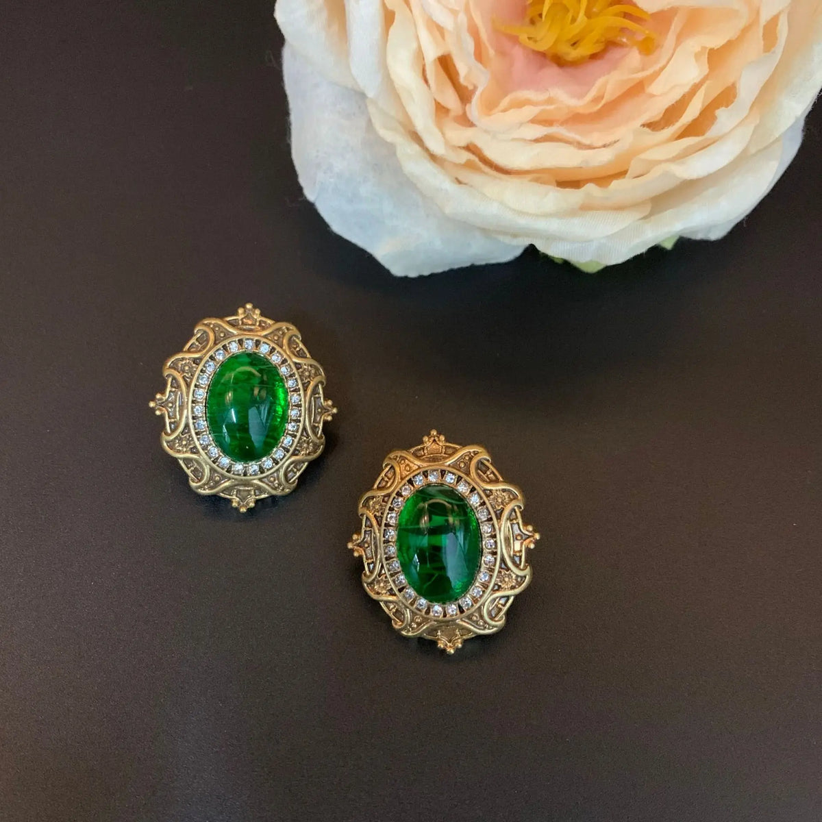 Vieilles boucles d'oreilles vintage en résine verte