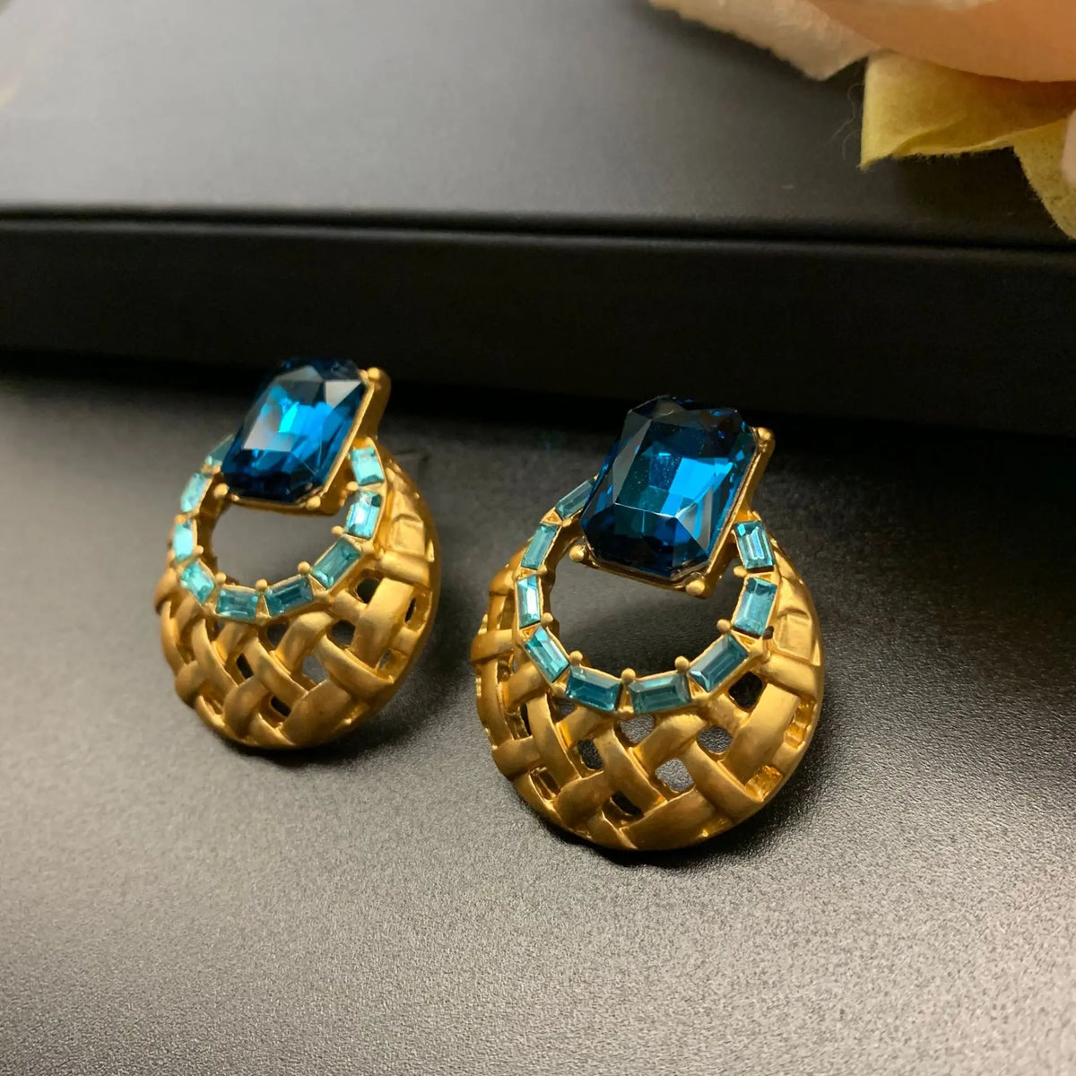 Boucles d'oreilles de luxe légères en maille bleue rétro