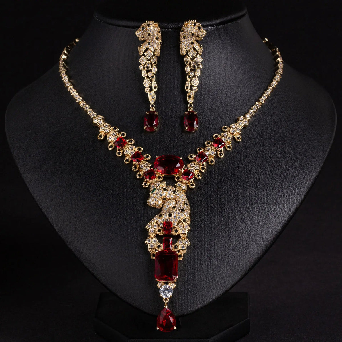 Parure de bijoux collier et boucles d'oreilles de luxe rubis royal