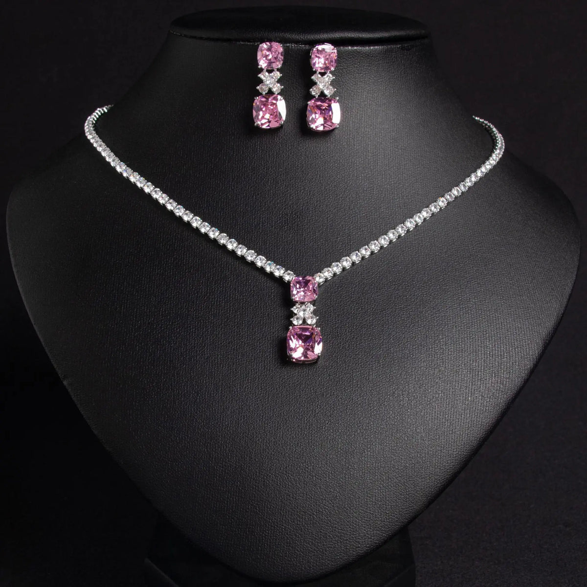 Parure moderne pendentif émeraude et boucles d'oreilles assorties