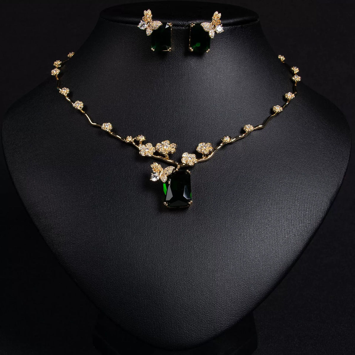 Nouvelle parure collier et boucles d'oreilles carrés rubis