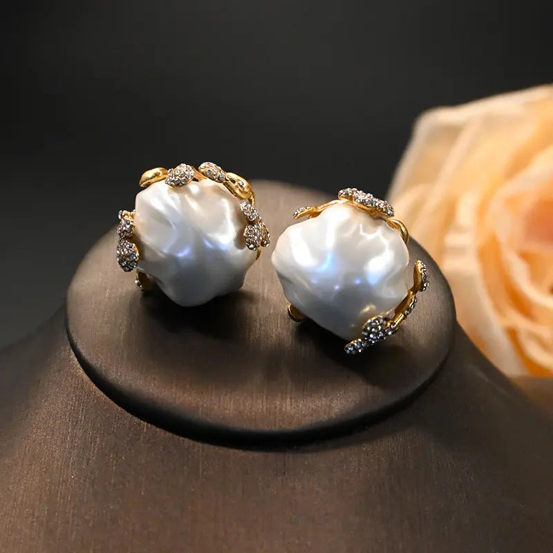Boucles d'oreilles clous vintage médiévales en perles baroques
