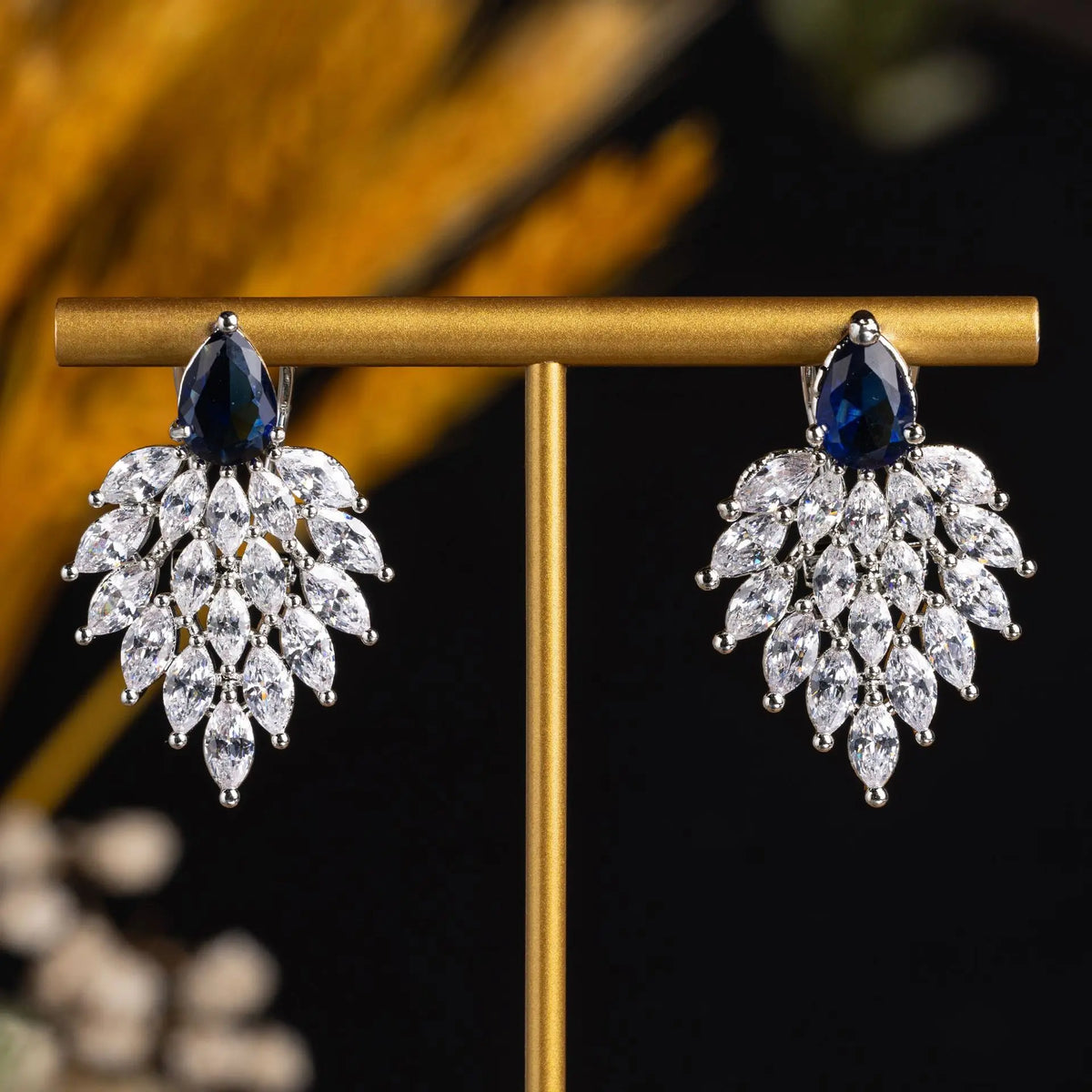 Boucles d'oreilles rubis rouge éclatant avec cristaux marquise scintillants