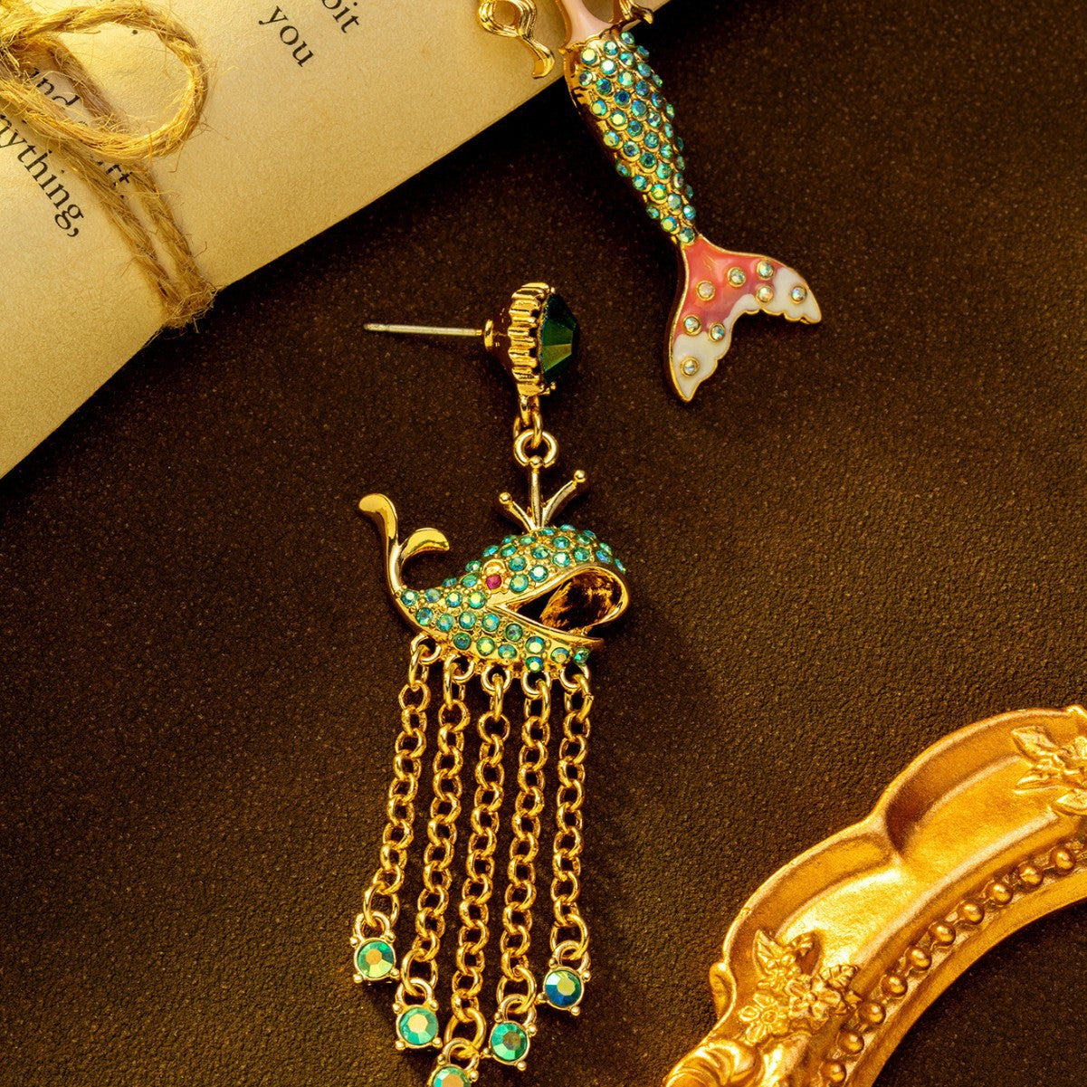 Boucles d'oreilles sirène asymétriques vintage en émail baleine entièrement serties de diamants