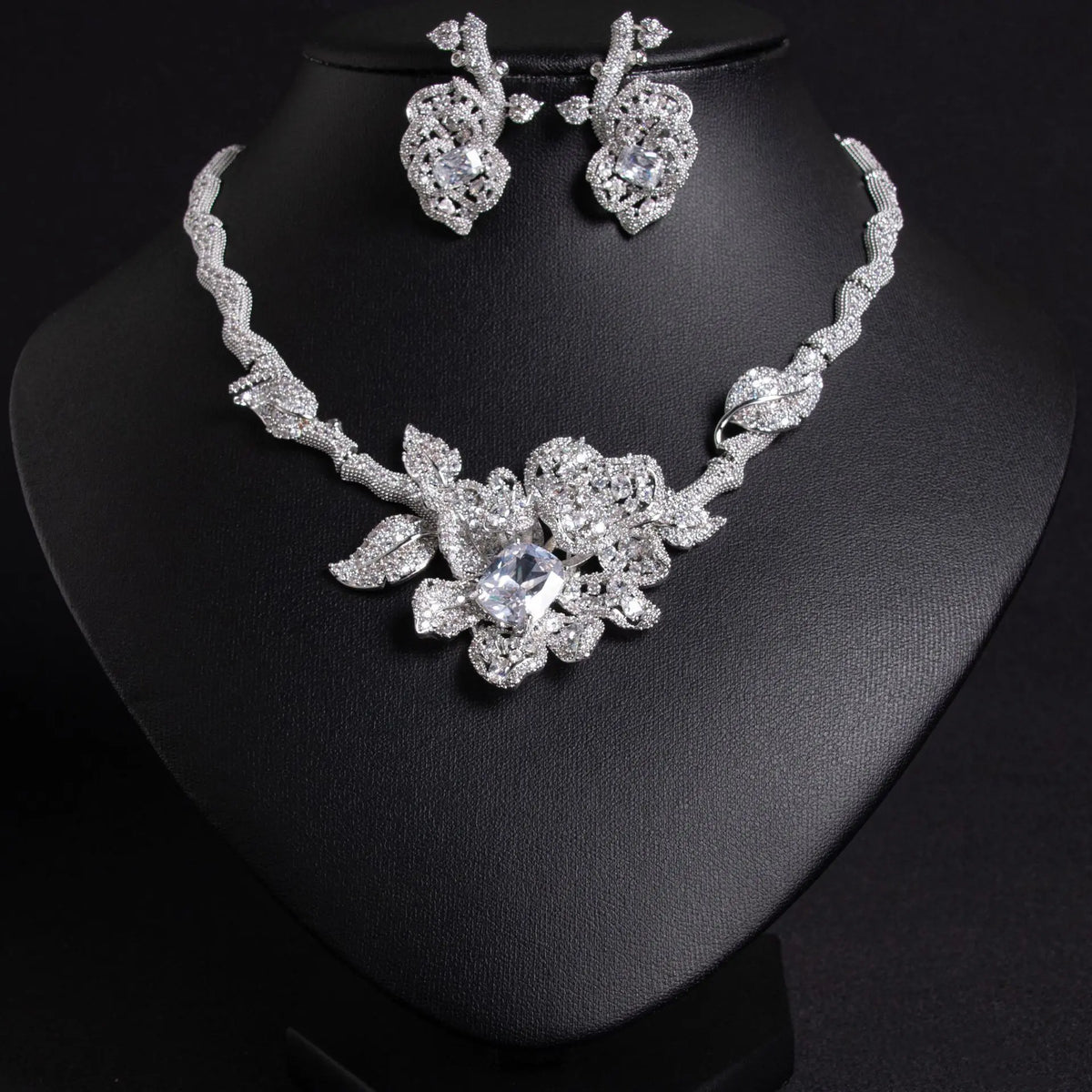 Luxury Red Crystal Flower Necklace Set – Elegant Gemstone Jewelry for Women