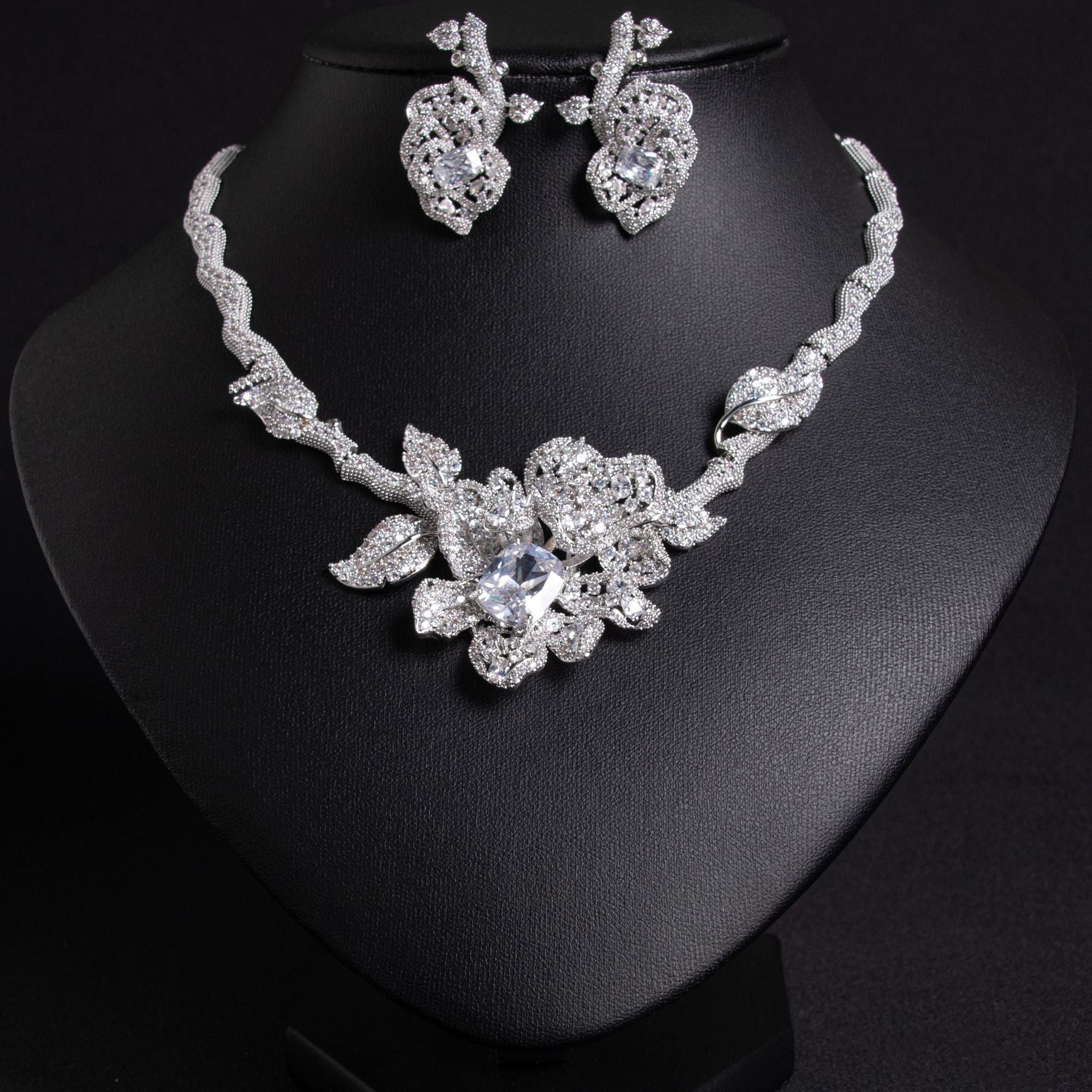 Luxury Red Crystal Flower Necklace Set – Elegant Gemstone Jewelry for Women