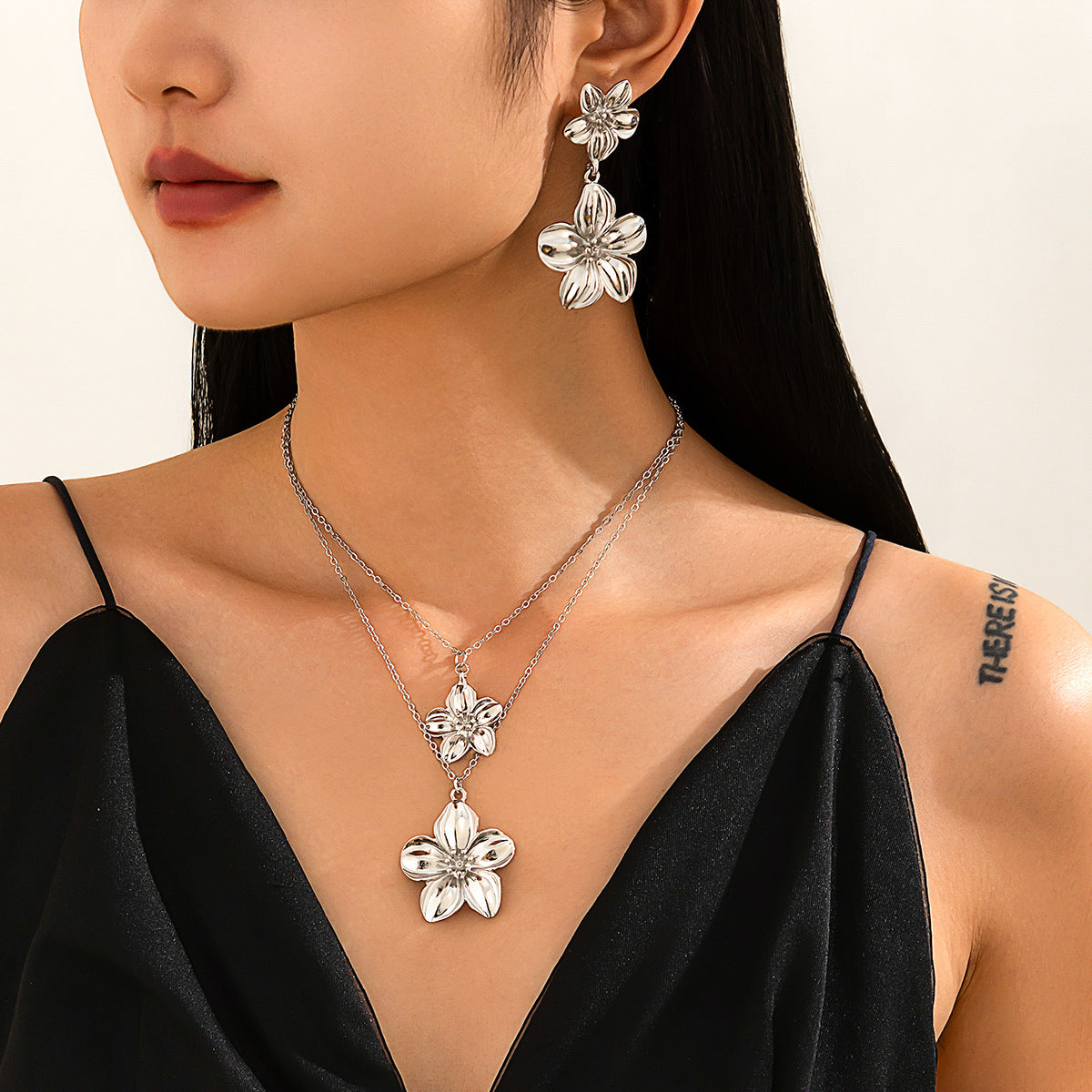 French double flower pendant necklace