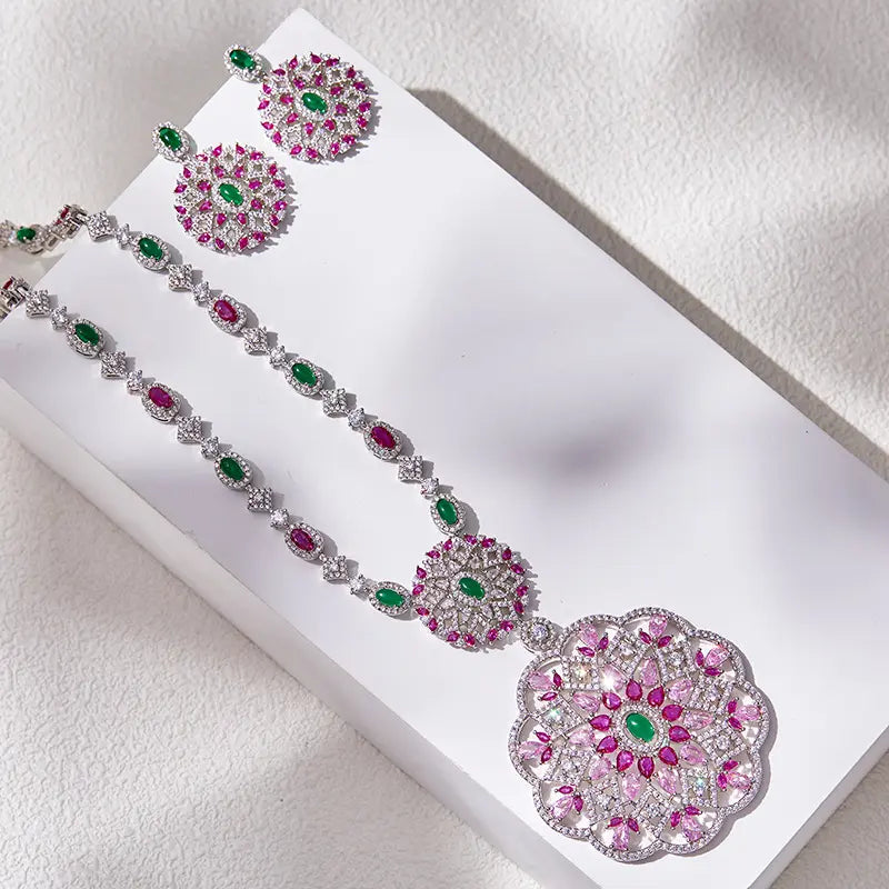 Collier diamant ajouré motif couronne de fleurs tendance