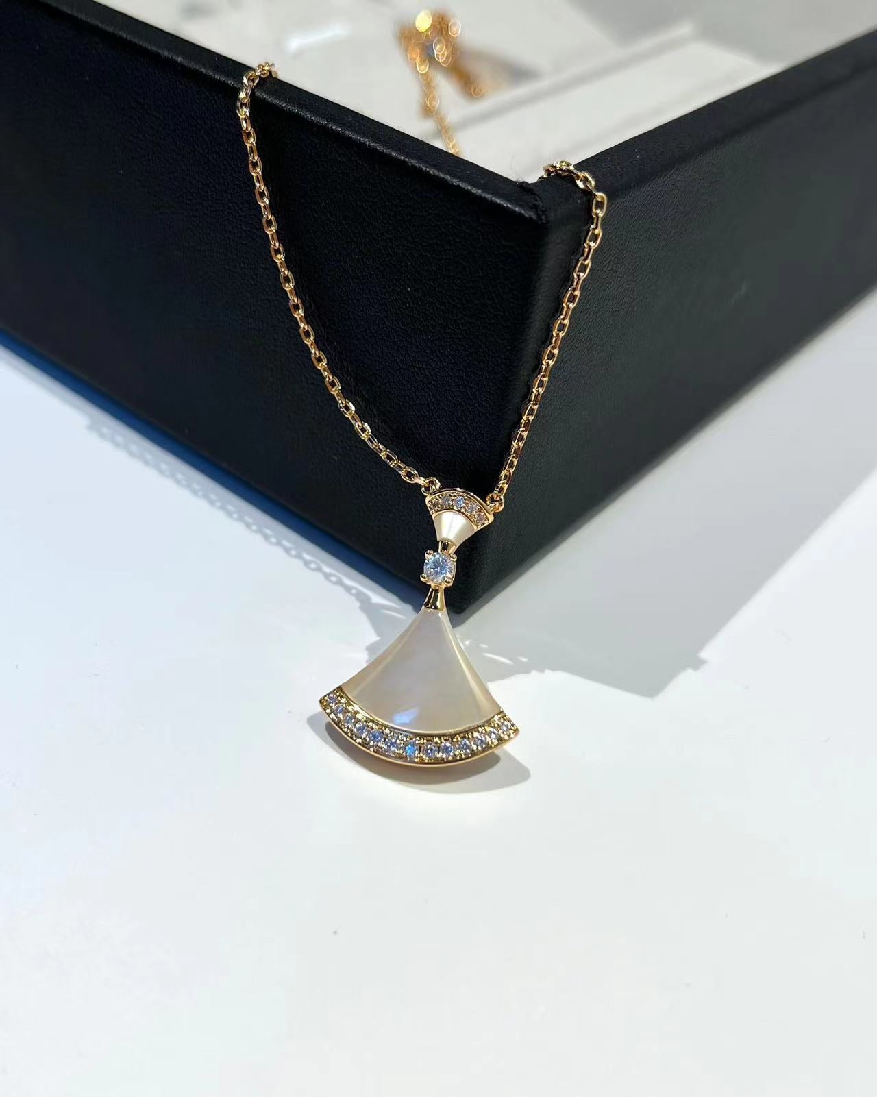 Fashion small fan shell necklace