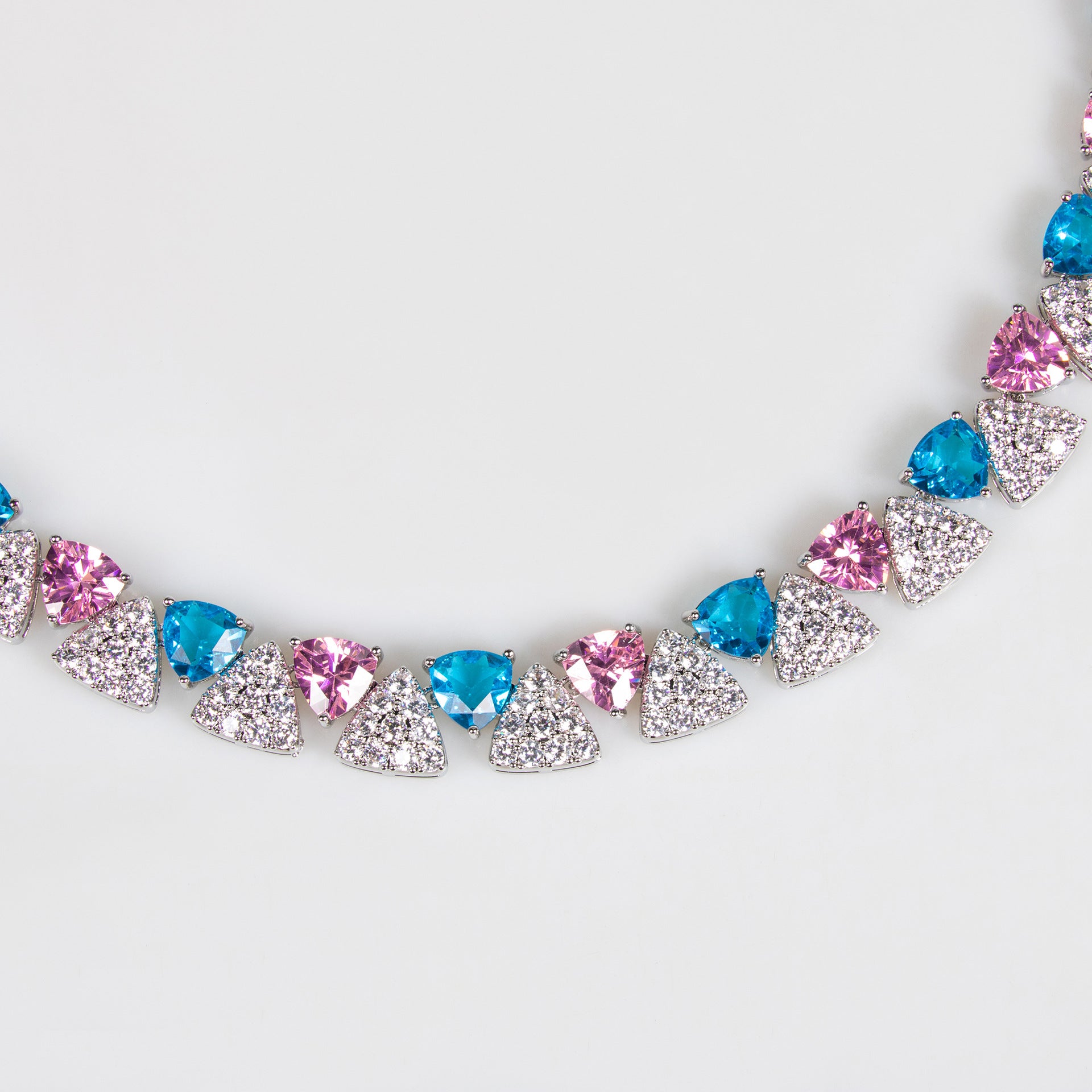 Parure collier et boucles d'oreilles élégante avec gemmes triangulaires géométriques