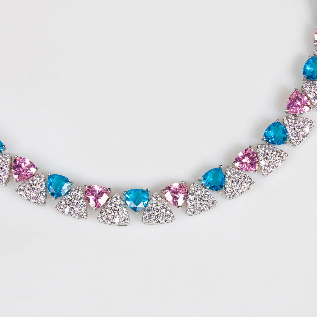 Parure collier et boucles d'oreilles élégante avec gemmes triangulaires géométriques