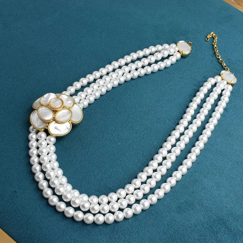Ensemble collier et boucles d'oreilles clous camélia perle coquillage blanc naturel rétro français