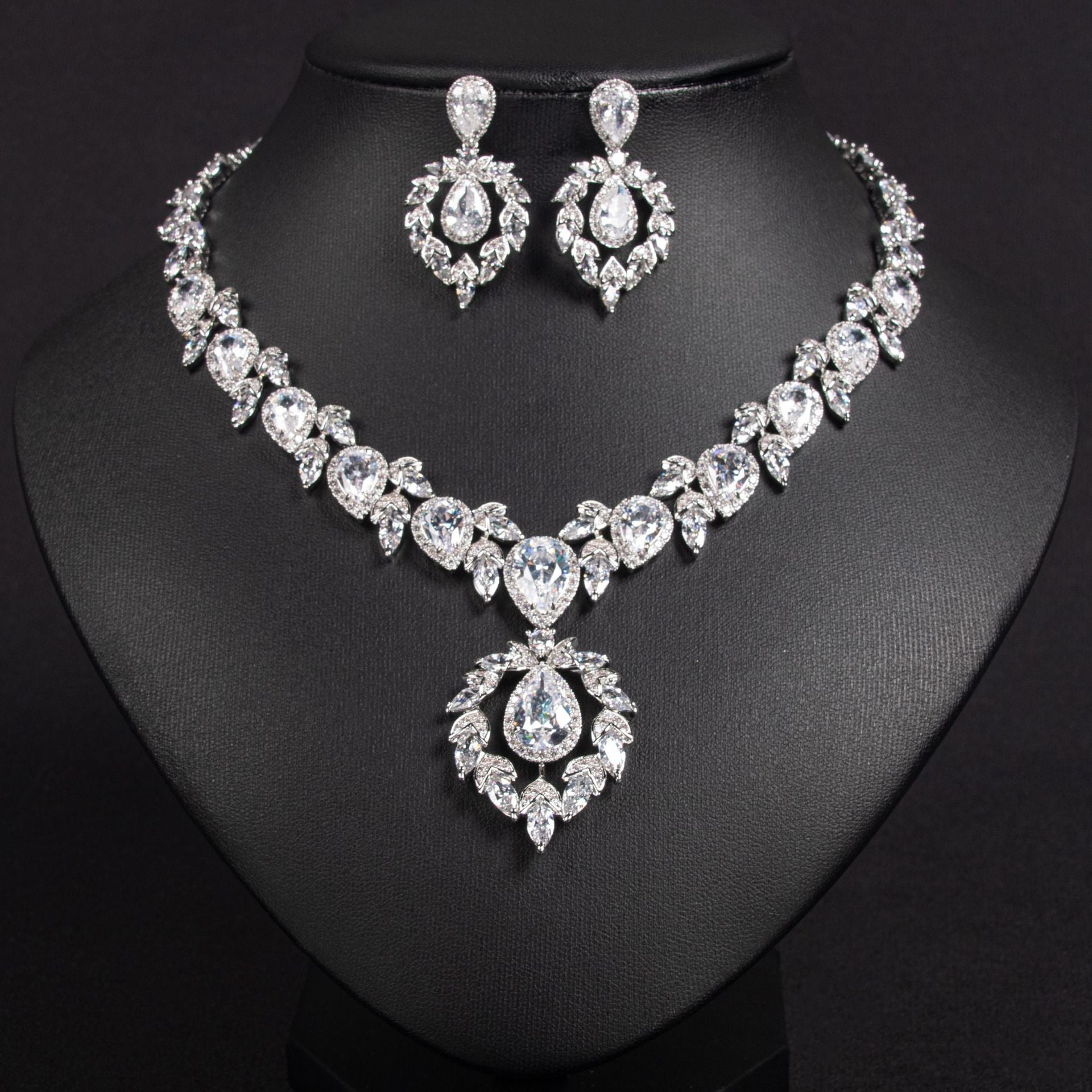 Luxury Emerald Green Teardrop Necklace and Earrings Jewelry Set