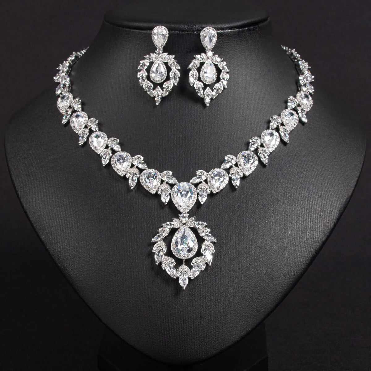Parure de bijoux de luxe collier et boucles d'oreilles goutte émeraude