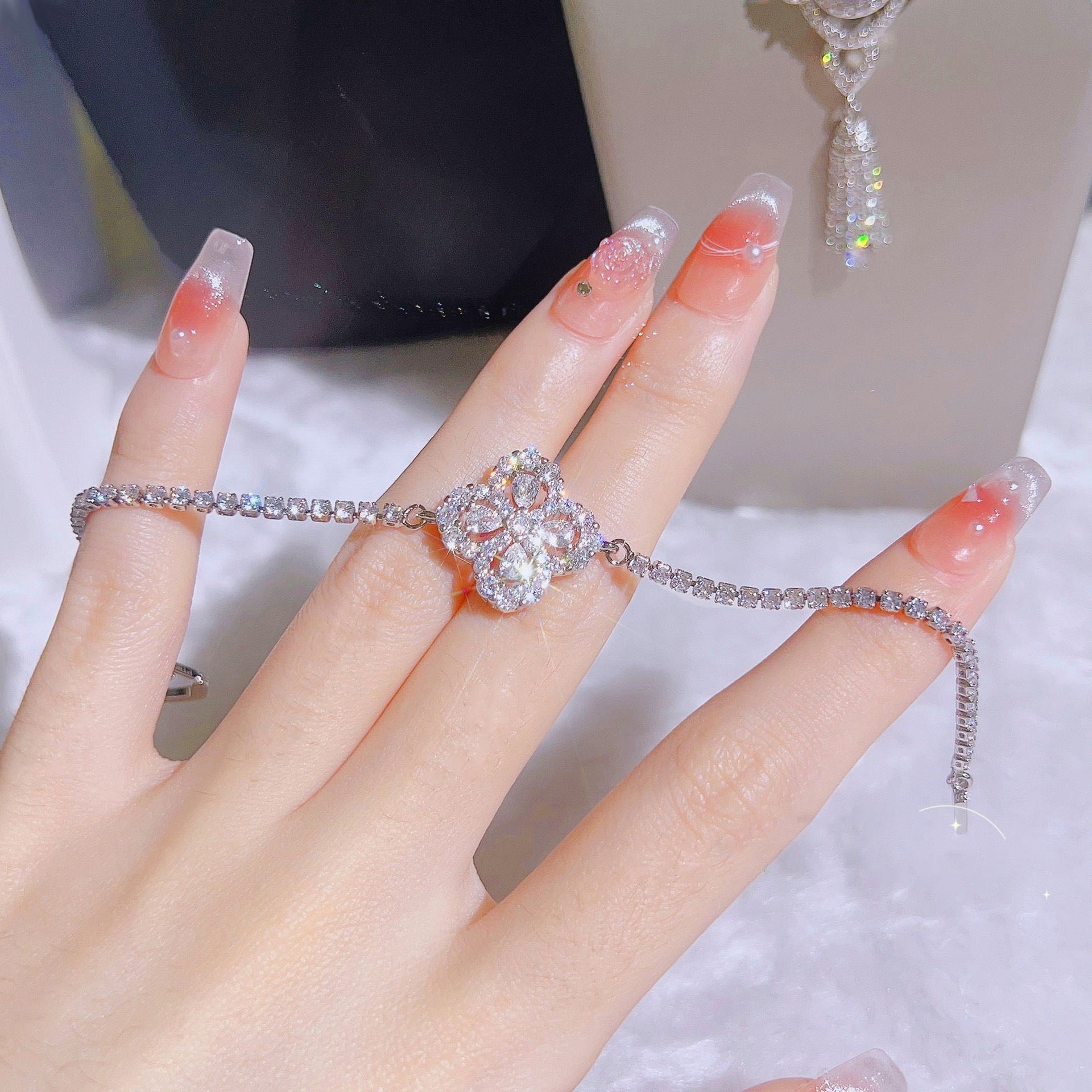 Light luxury four-leaf clover five-flower bracelet