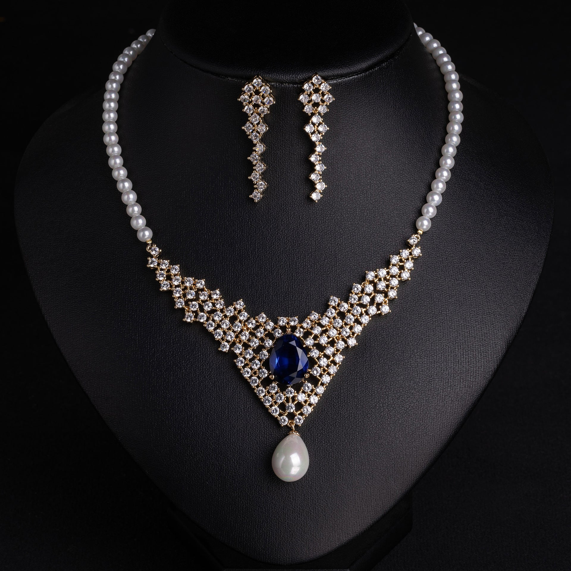 Parure collier et boucles d'oreilles de luxe perle et cristal rouge rubis