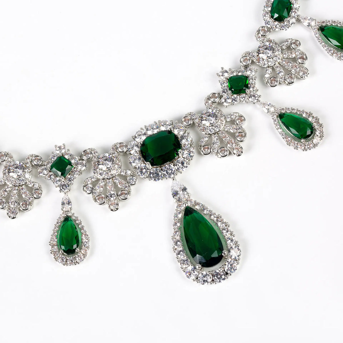 Ensemble collier et boucles d'oreilles goutte d'eau diamant de luxe pour l'industrie lourde