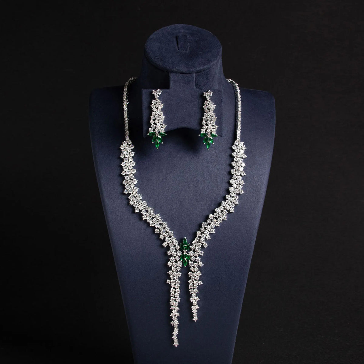 Parure collier et boucles d'oreilles style diamant de luxe avec pompon émeraude