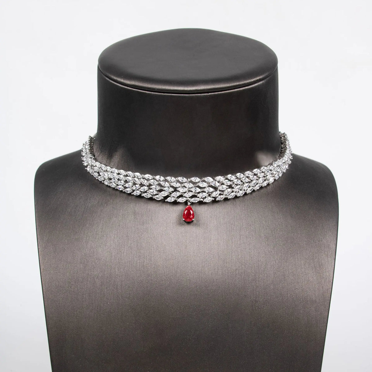 Collier ras-de-cou de luxe en cristal avec pendentif goutte rouge – Bijou élégant et affirmé