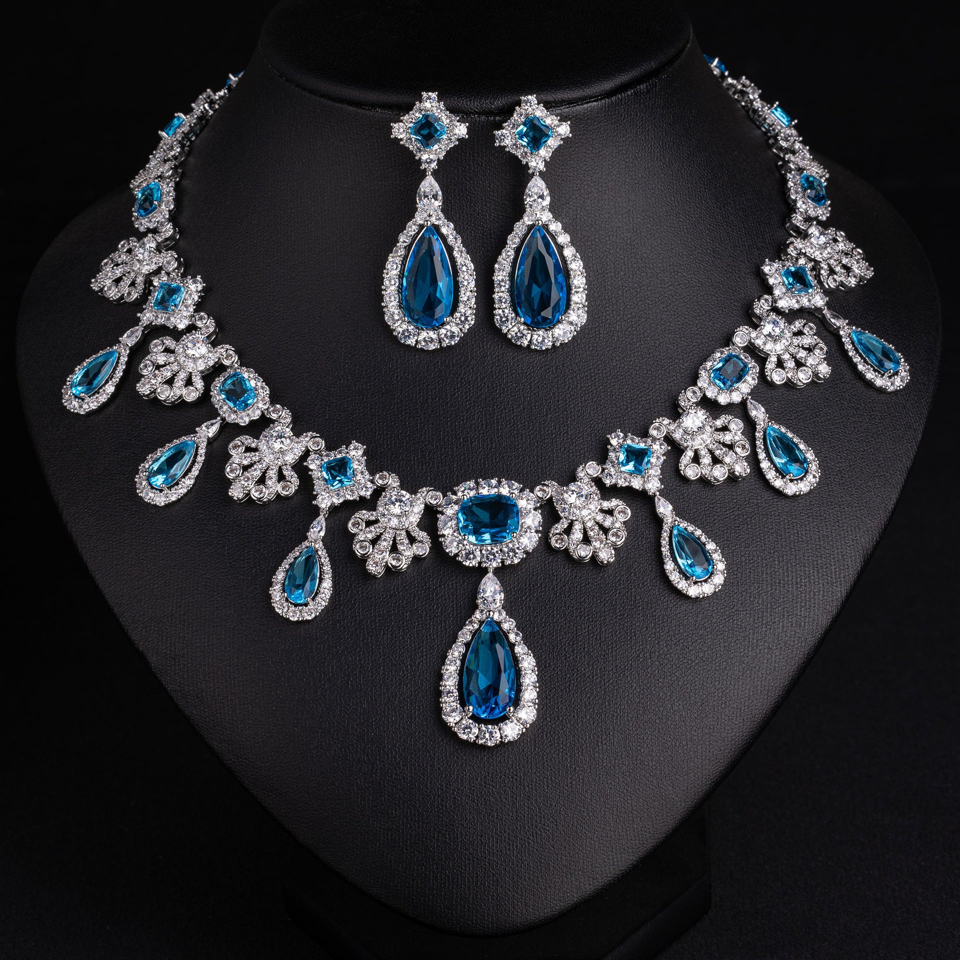 Ensemble collier et boucles d'oreilles goutte d'eau diamant de luxe pour l'industrie lourde