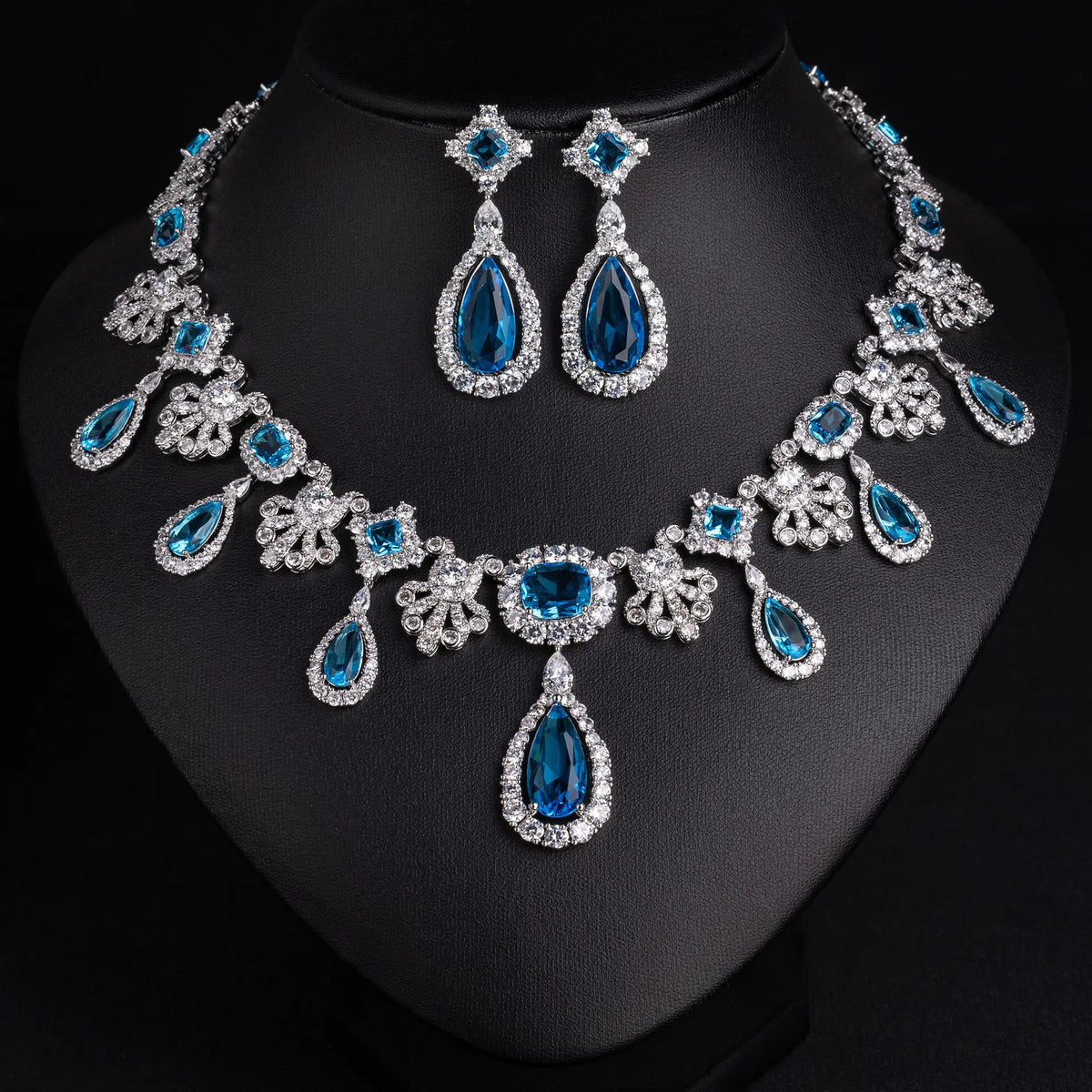Ensemble collier et boucles d'oreilles goutte d'eau diamant de luxe pour l'industrie lourde