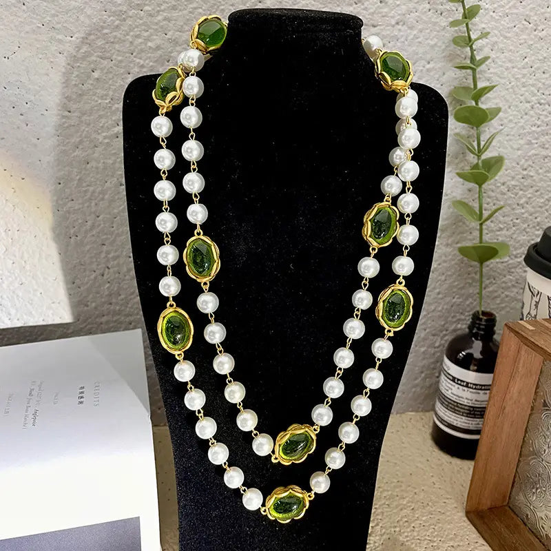 Collier de perles émaillées vert vintage