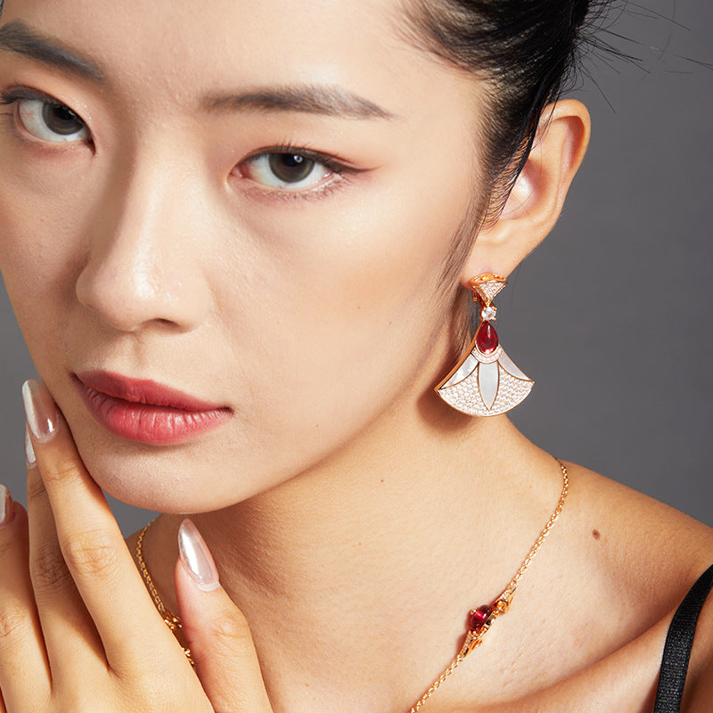 Star with the same gold-plated white shell small skirt earrings