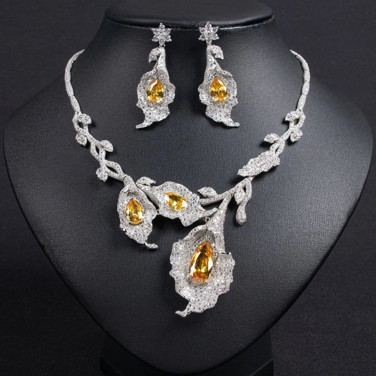 Parure de bijoux de luxe avec collier et boucles d'oreilles en cristal rouge en forme de goutte