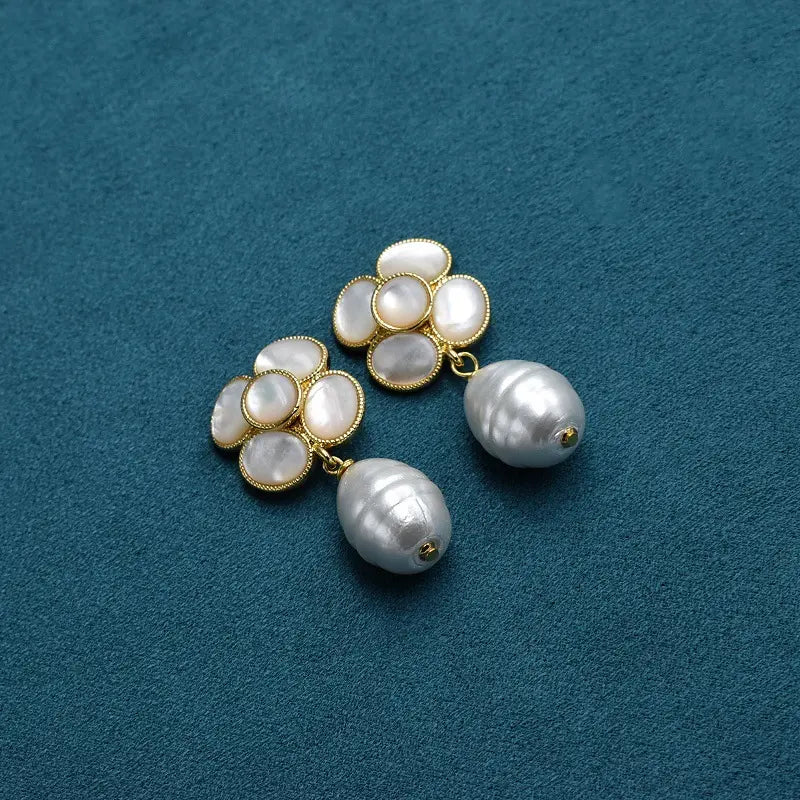 Ensemble collier et boucles d'oreilles clous camélia perle coquillage blanc naturel rétro français