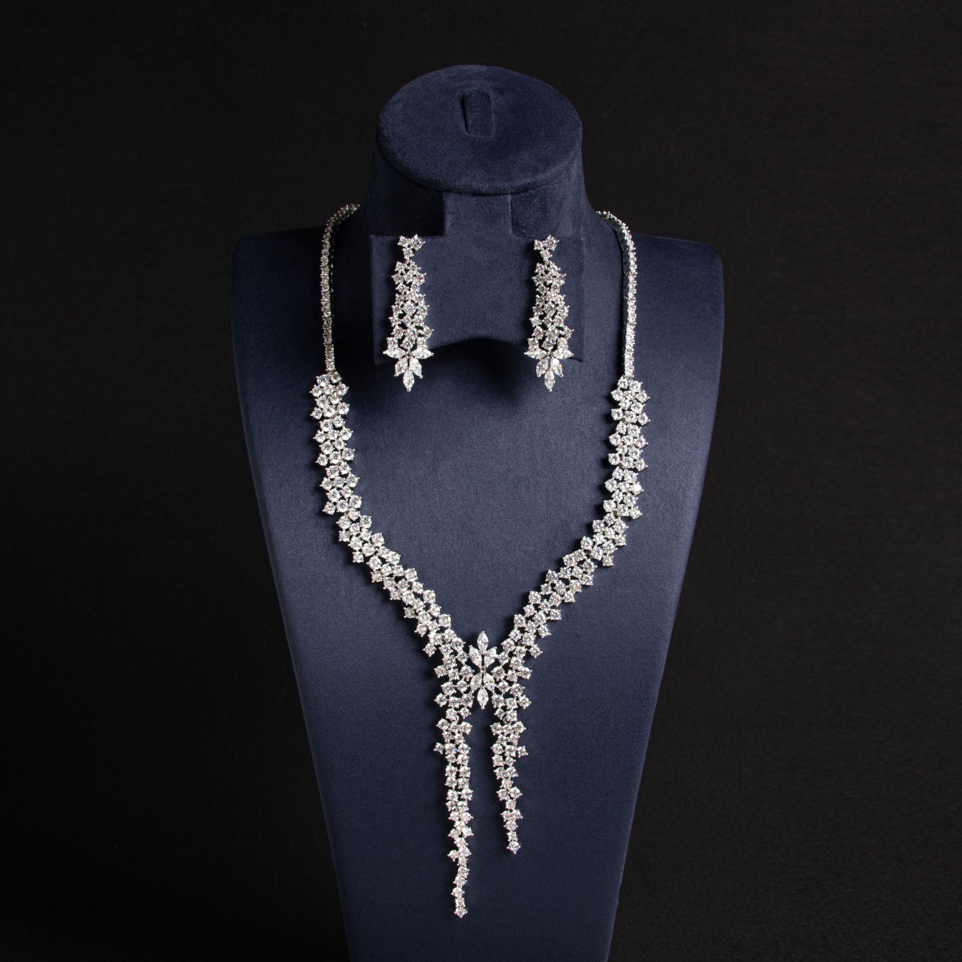 Parure collier et boucles d'oreilles style diamant de luxe avec pompon émeraude