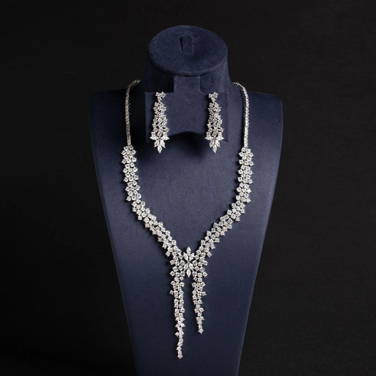 Parure collier et boucles d'oreilles style diamant de luxe avec pompon émeraude