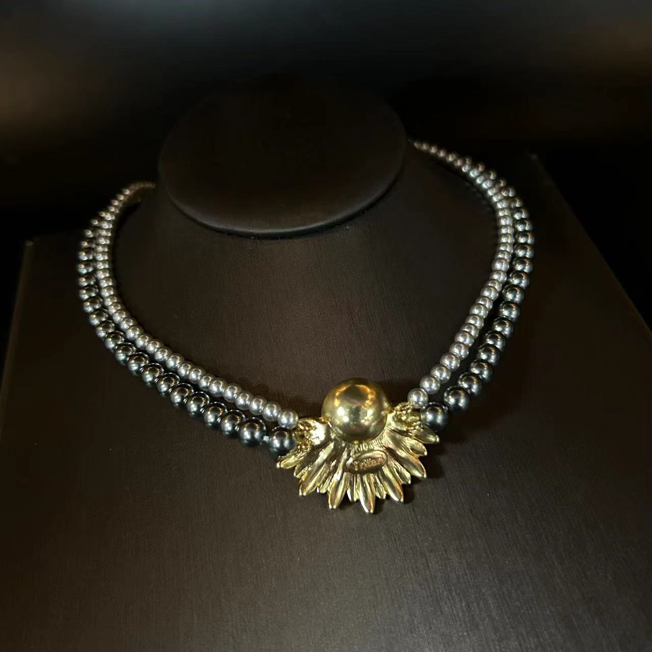 Qingdao medieval necklace women's French retro romantic high-end commuter sunflower necklace stud earrings set