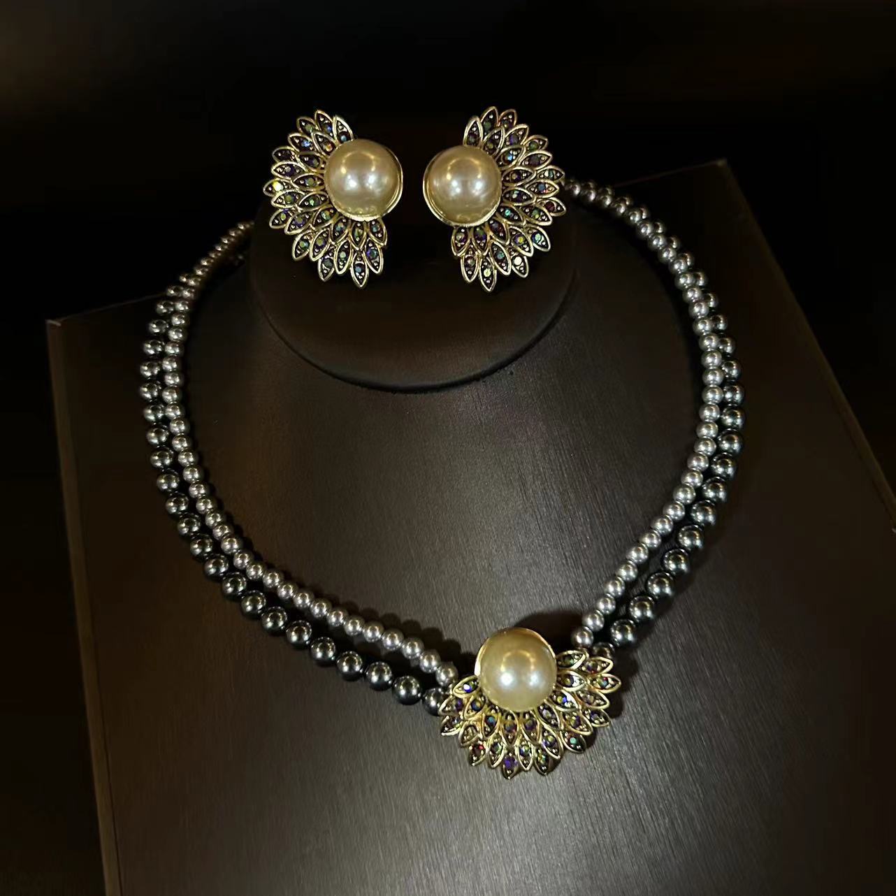 Qingdao medieval necklace women's French retro romantic high-end commuter sunflower necklace stud earrings set