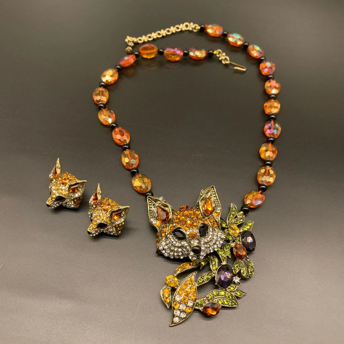 Parure collier, bracelet, boucles d'oreilles, bague, et broche, avec renard en glaçure ancienne et diamants