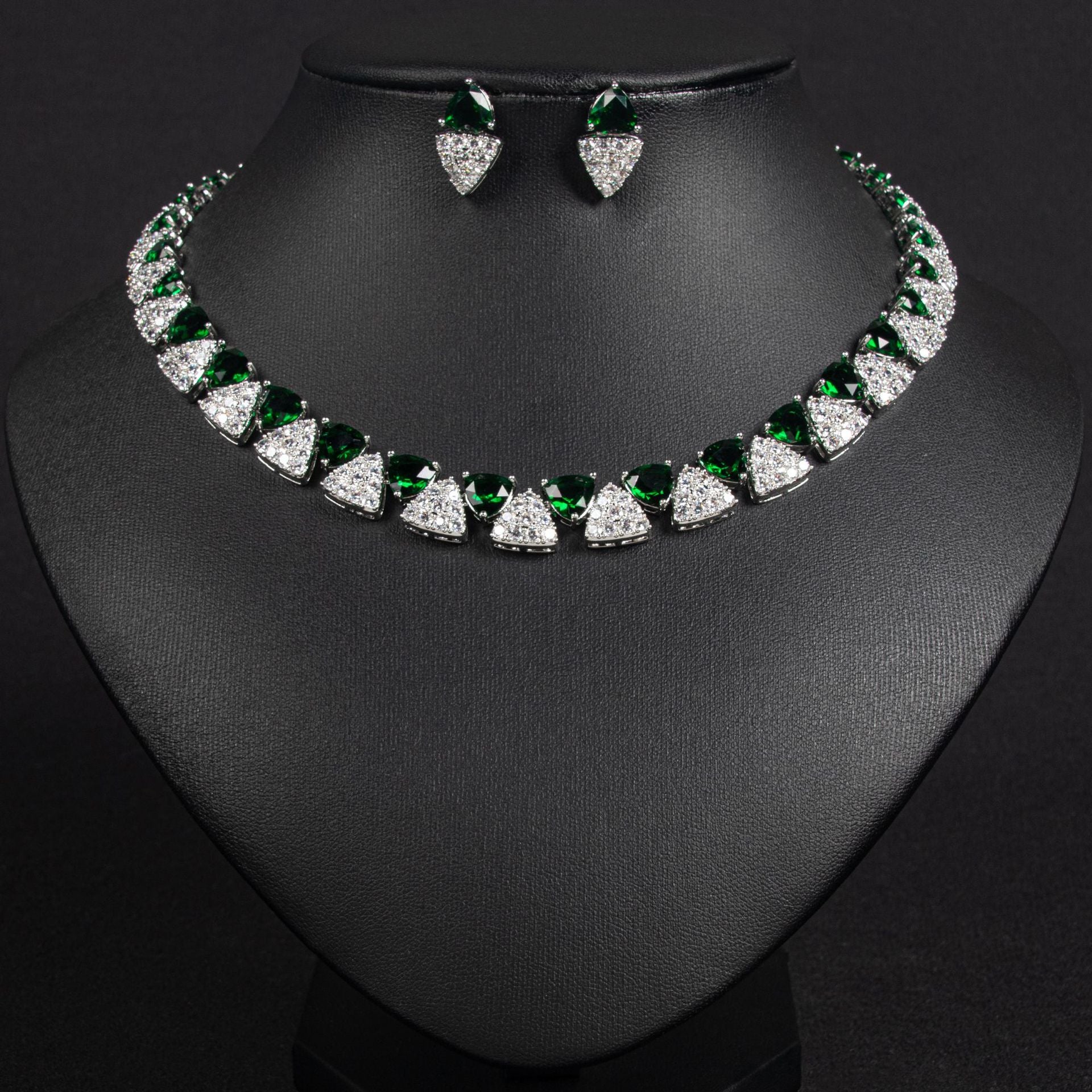 Parure collier et boucles d'oreilles élégante avec gemmes triangulaires géométriques
