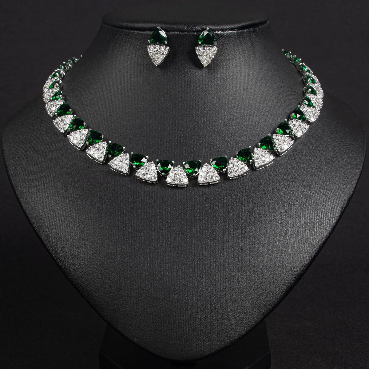 Parure collier et boucles d'oreilles élégante avec gemmes triangulaires géométriques