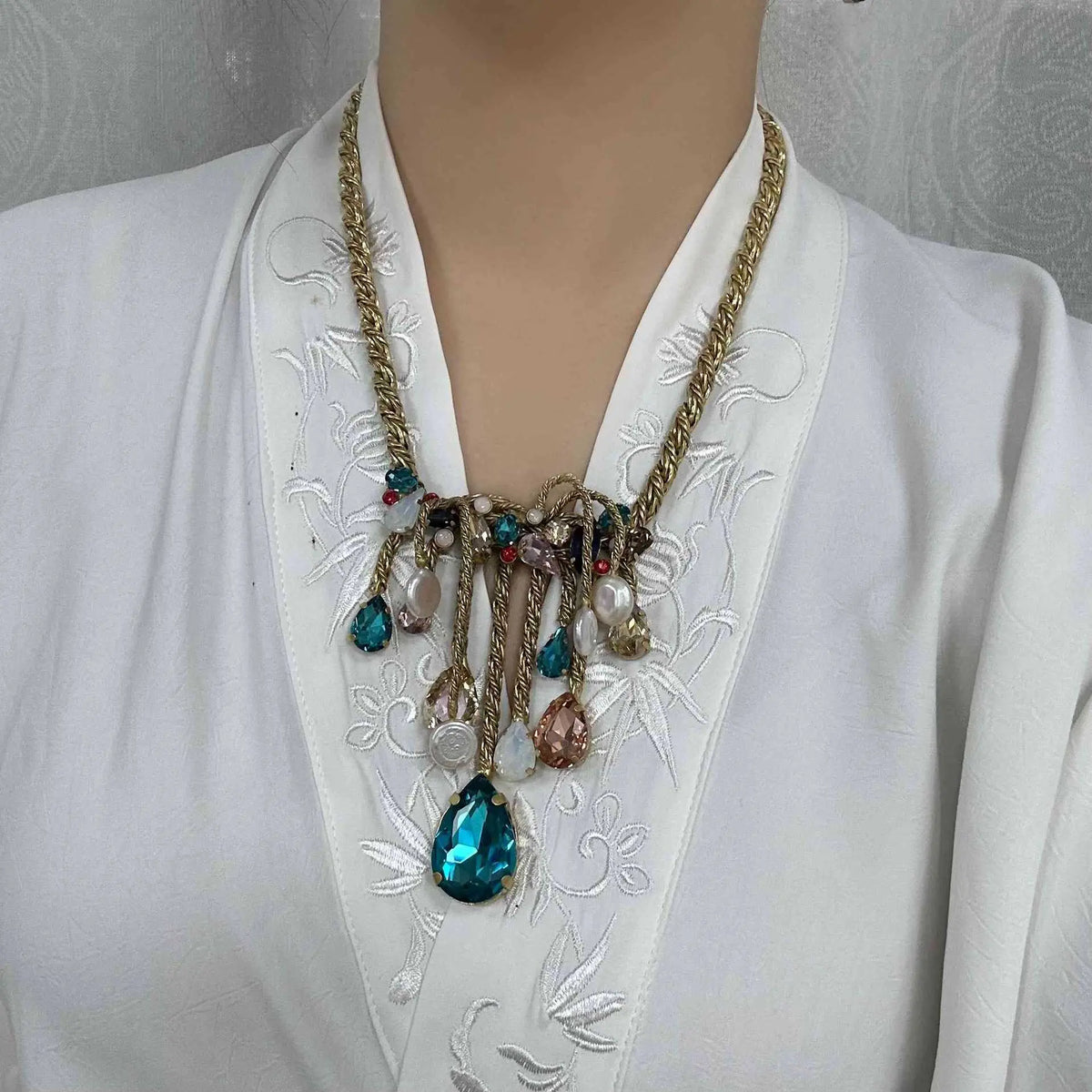 Ensemble collier médiéval et clous d'oreilles en zircon taillé personnalisé
