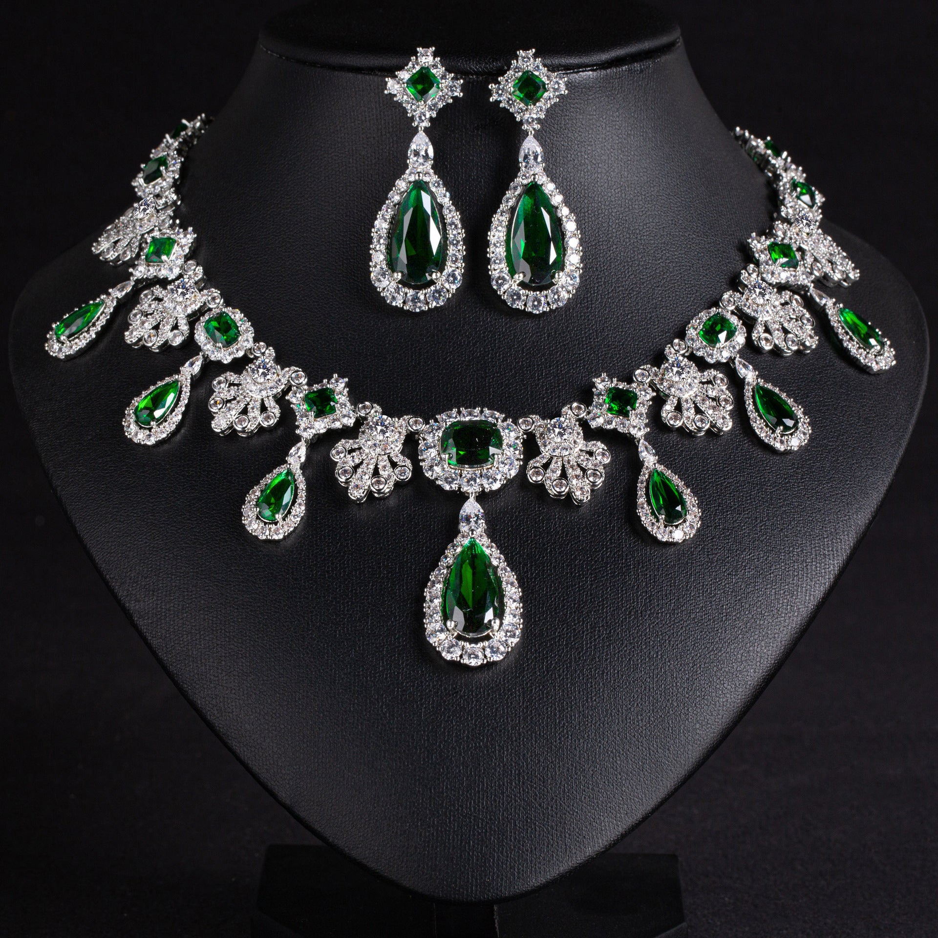 Ensemble collier et boucles d'oreilles goutte d'eau diamant de luxe pour l'industrie lourde