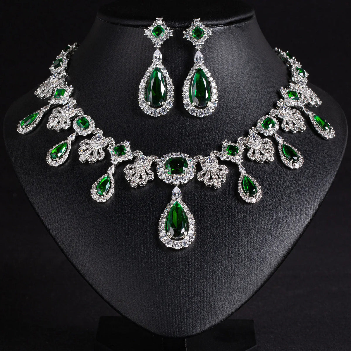 Ensemble collier et boucles d'oreilles goutte d'eau diamant de luxe pour l'industrie lourde