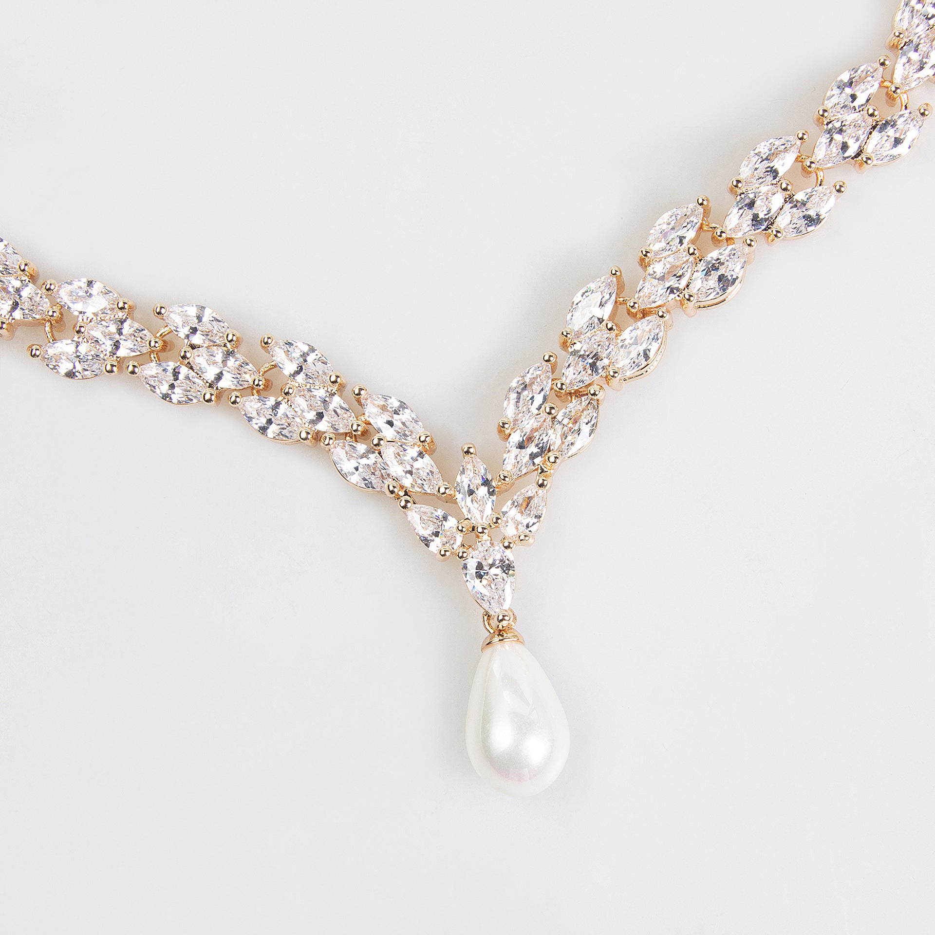 Elegant Pearl Drop Jewelry Set – Gold Tone Crystal Necklace Earrings