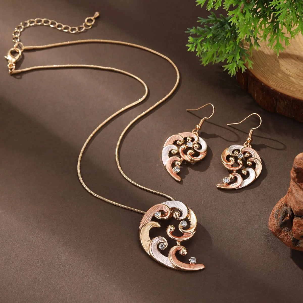Série de boucles d'oreilles et colliers en pétales géométriques creux