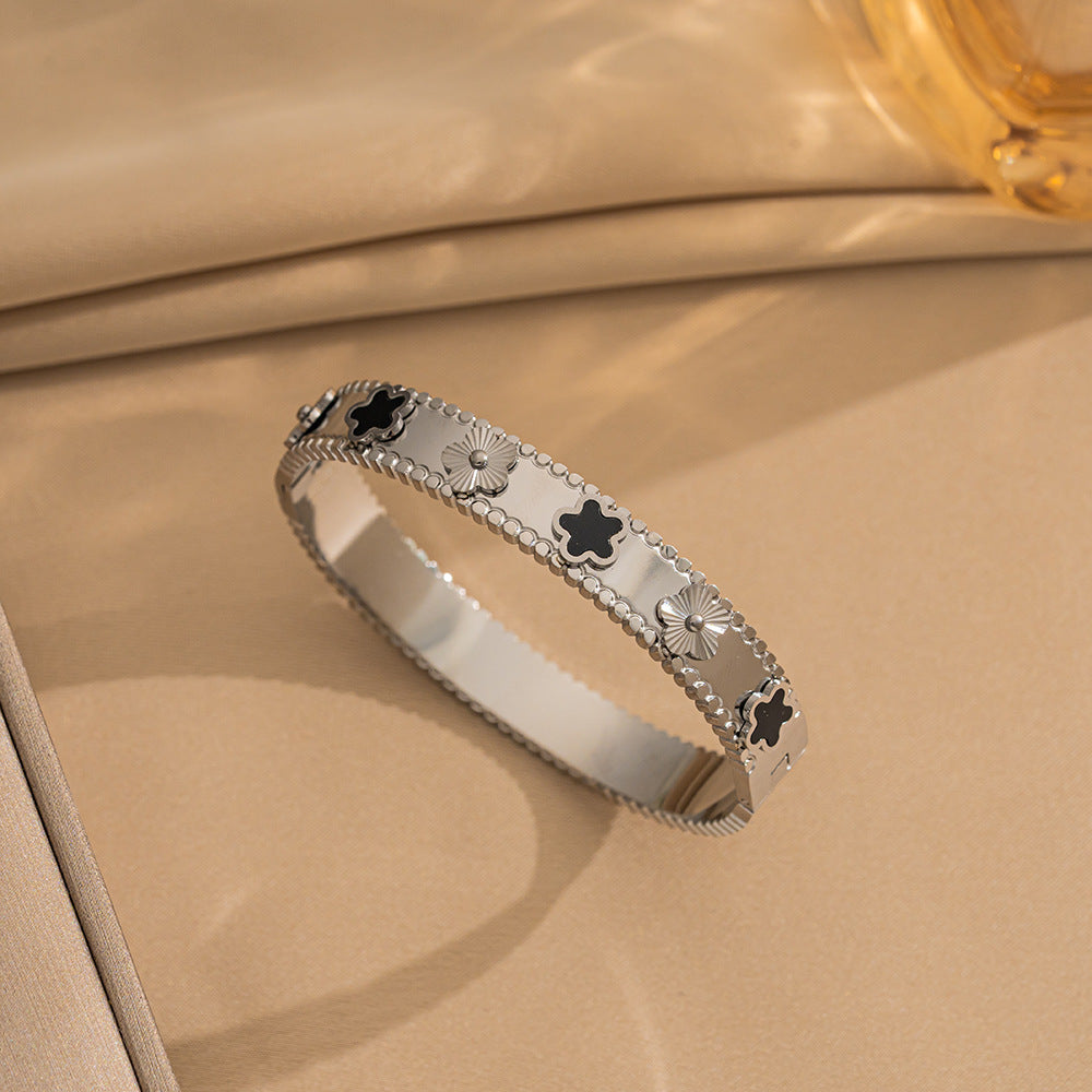 Fashion five-leaf flower bracelet