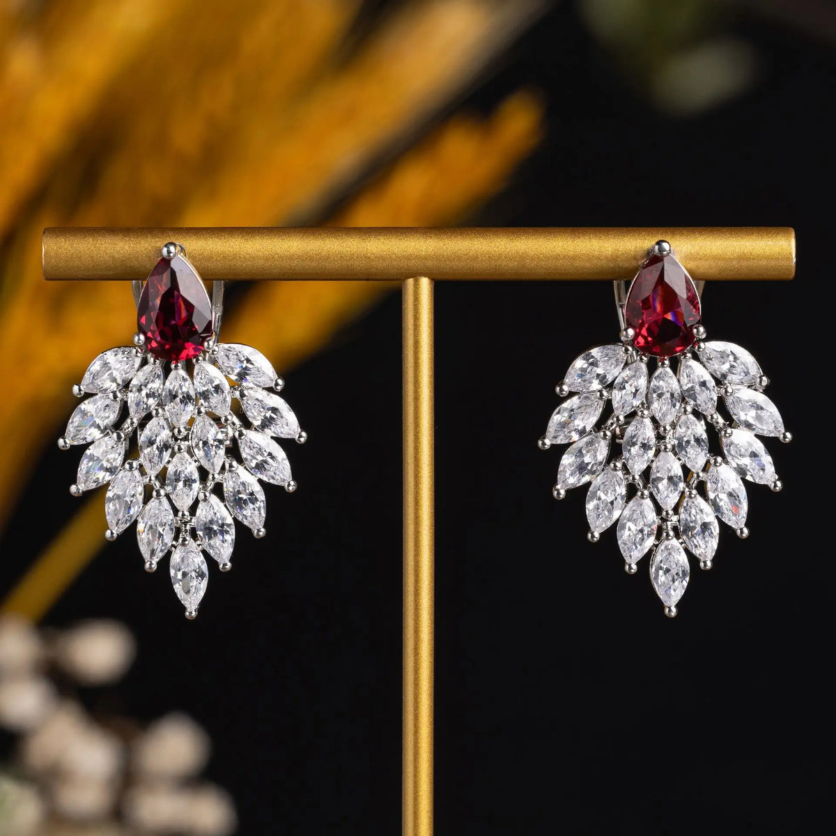 Boucles d'oreilles rubis rouge éclatant avec cristaux marquise scintillants