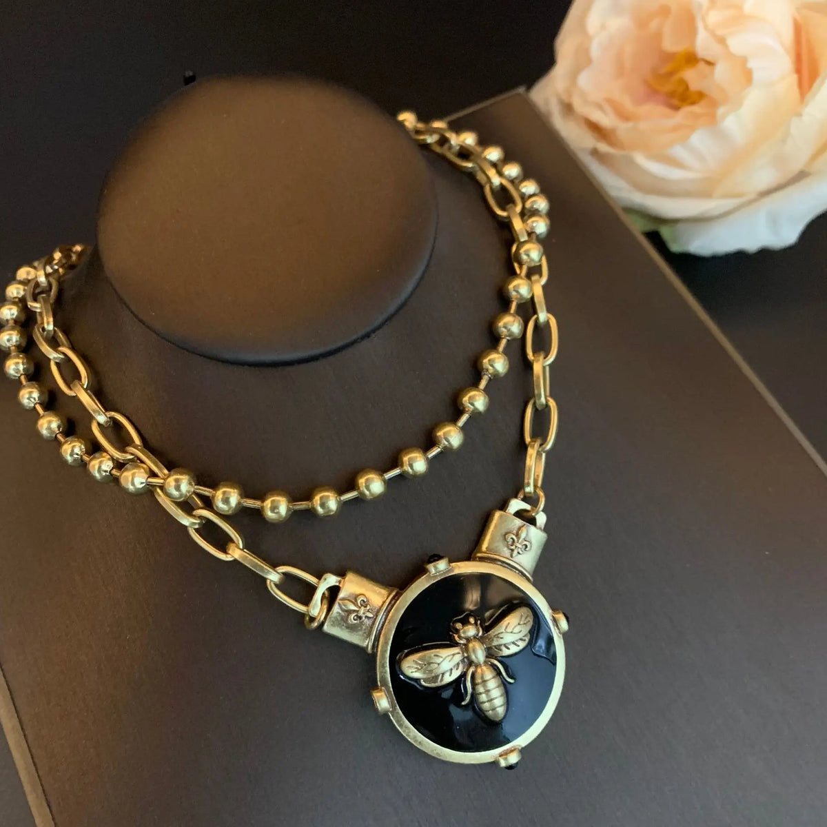 Collier Vintage Doré Double Abeille Cristal Vert Superposé