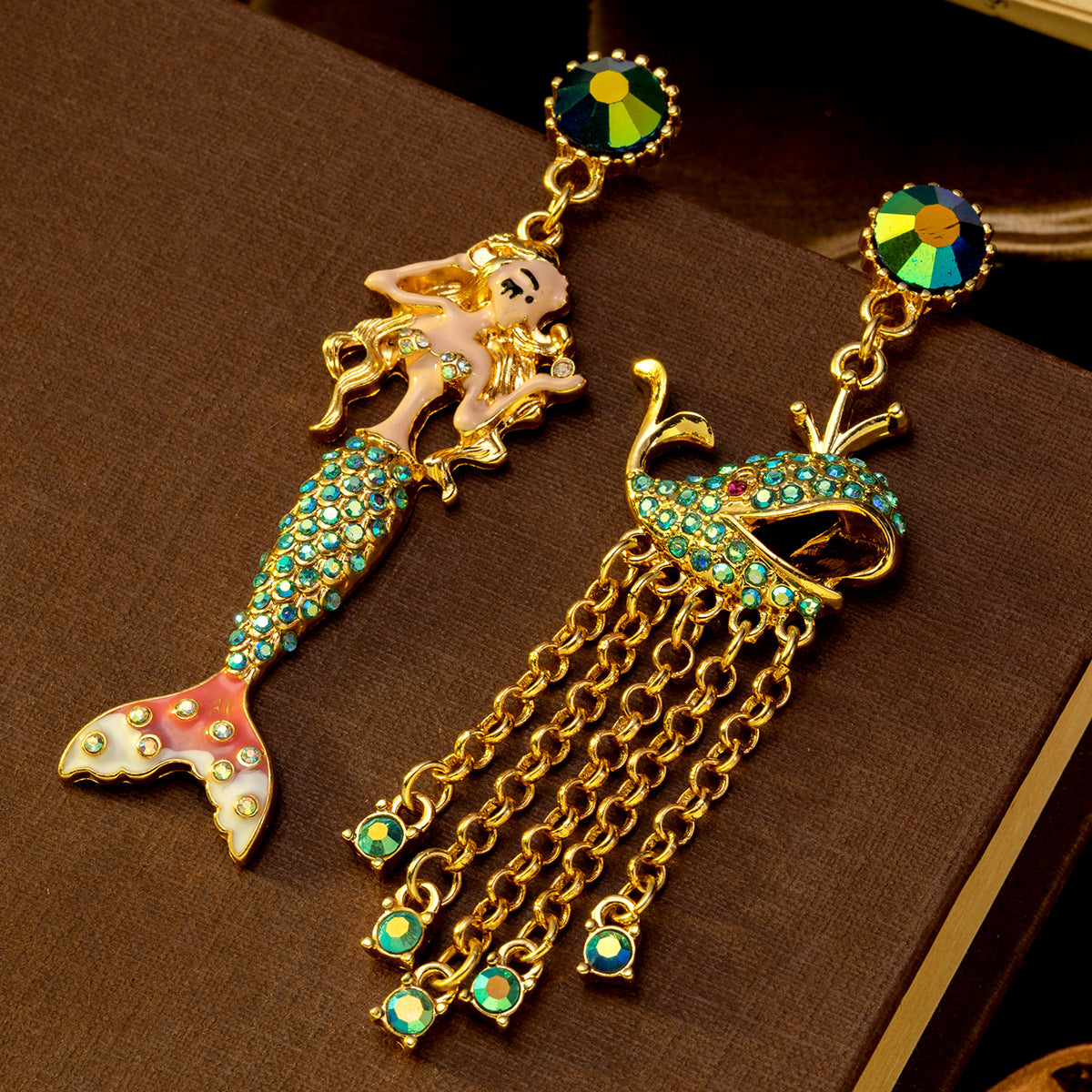 Boucles d'oreilles sirène asymétriques vintage en émail baleine entièrement serties de diamants