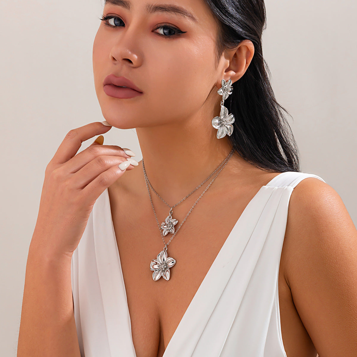 French double flower pendant necklace