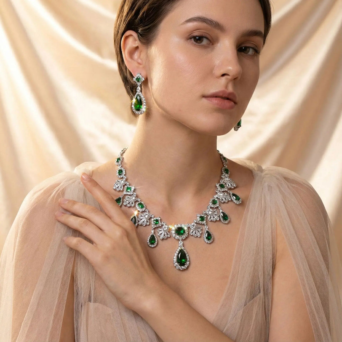 Ensemble collier et boucles d'oreilles goutte d'eau diamant de luxe pour l'industrie lourde