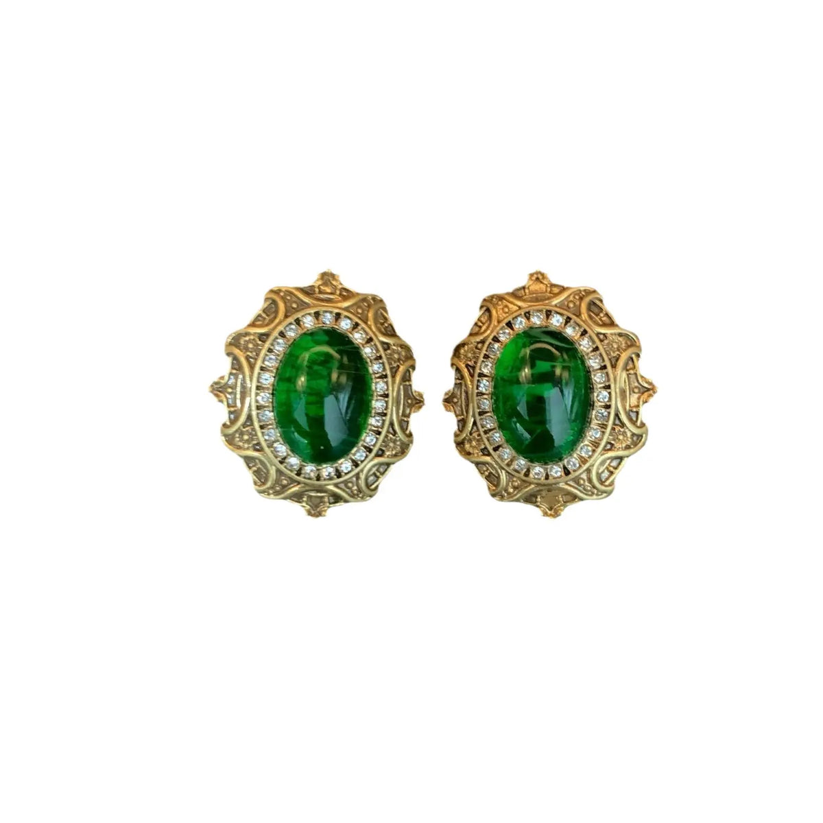 Vieilles boucles d'oreilles vintage en résine verte