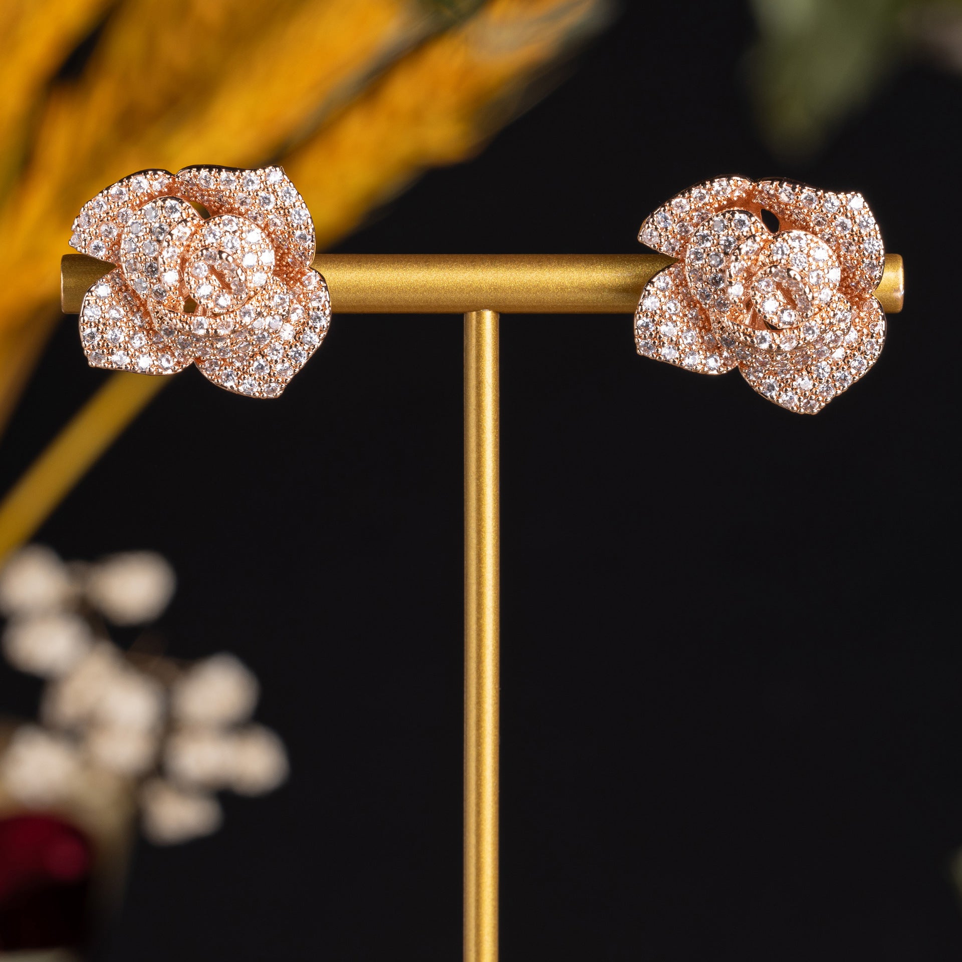Boucles d'oreilles clous roses ajourées tridimensionnelles en or rose pour femmes